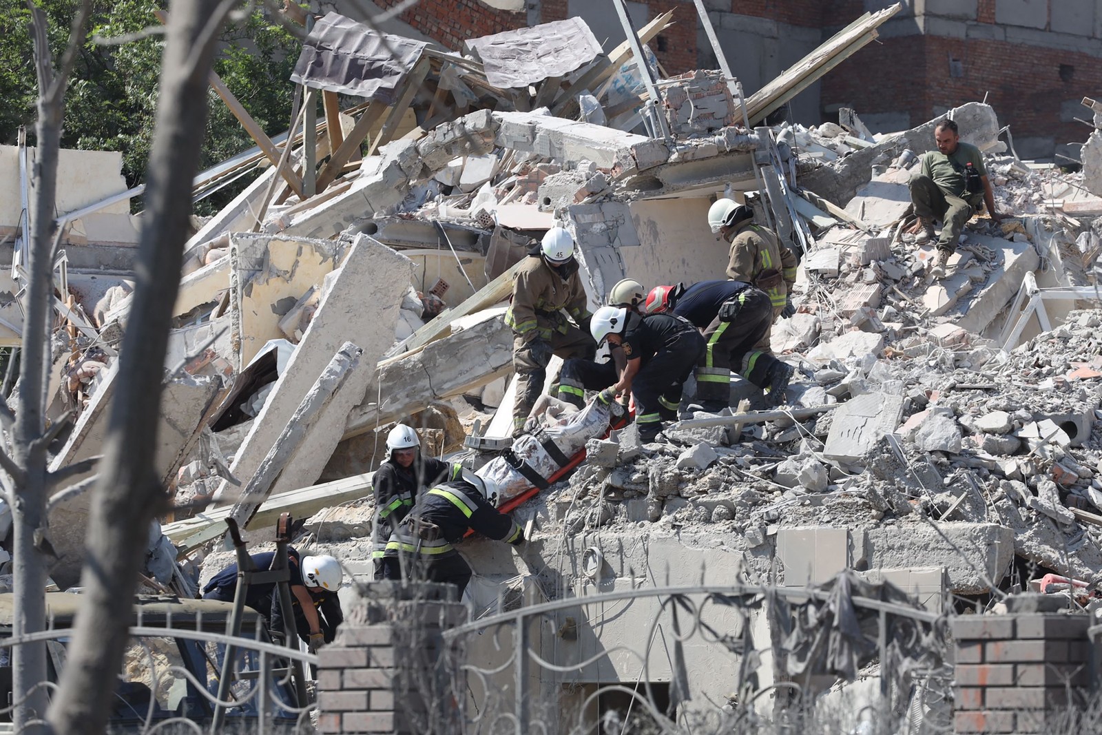 Socorristas retiram corpo de vítima de um prédio destruído após ser atingido por um ataque de mísseis na cidade ucraniana de Sergiyvka , perto de Odessa — Foto: Oleksandr GIMANOV / AFP