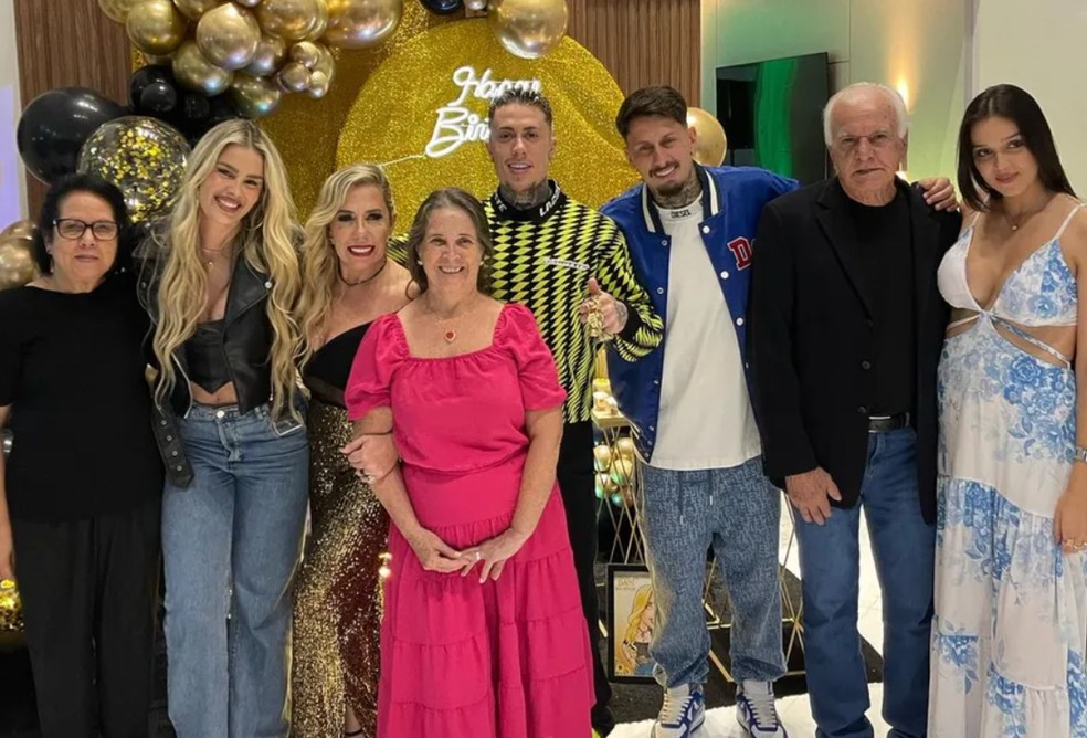MC Daniel (ao centro, com camisa amarela e preta) apresenta a namorada Yasmin Brunet (a segunda, da esquerda para a direita) para a família — Foto: Reprodução/Instagram