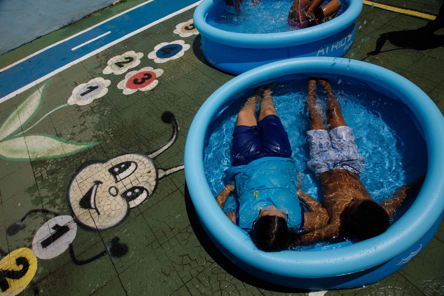 Crianças em piscina numa escola de Brasília