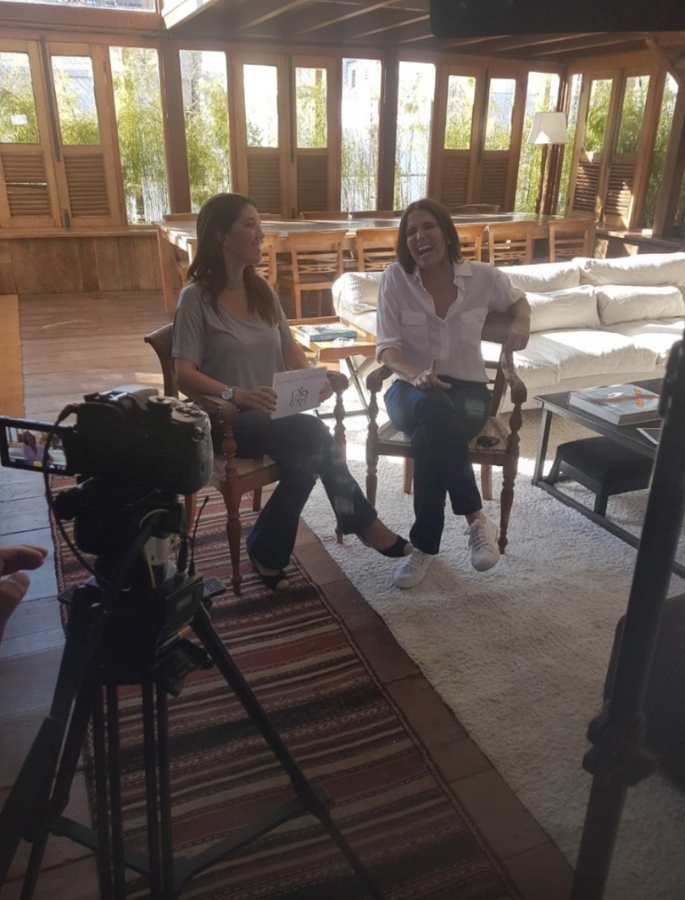  A jornalista Roberta Ferpin  entrevista a atriz Malu Mader para a série Confidências Maternas — Foto: Divulgação