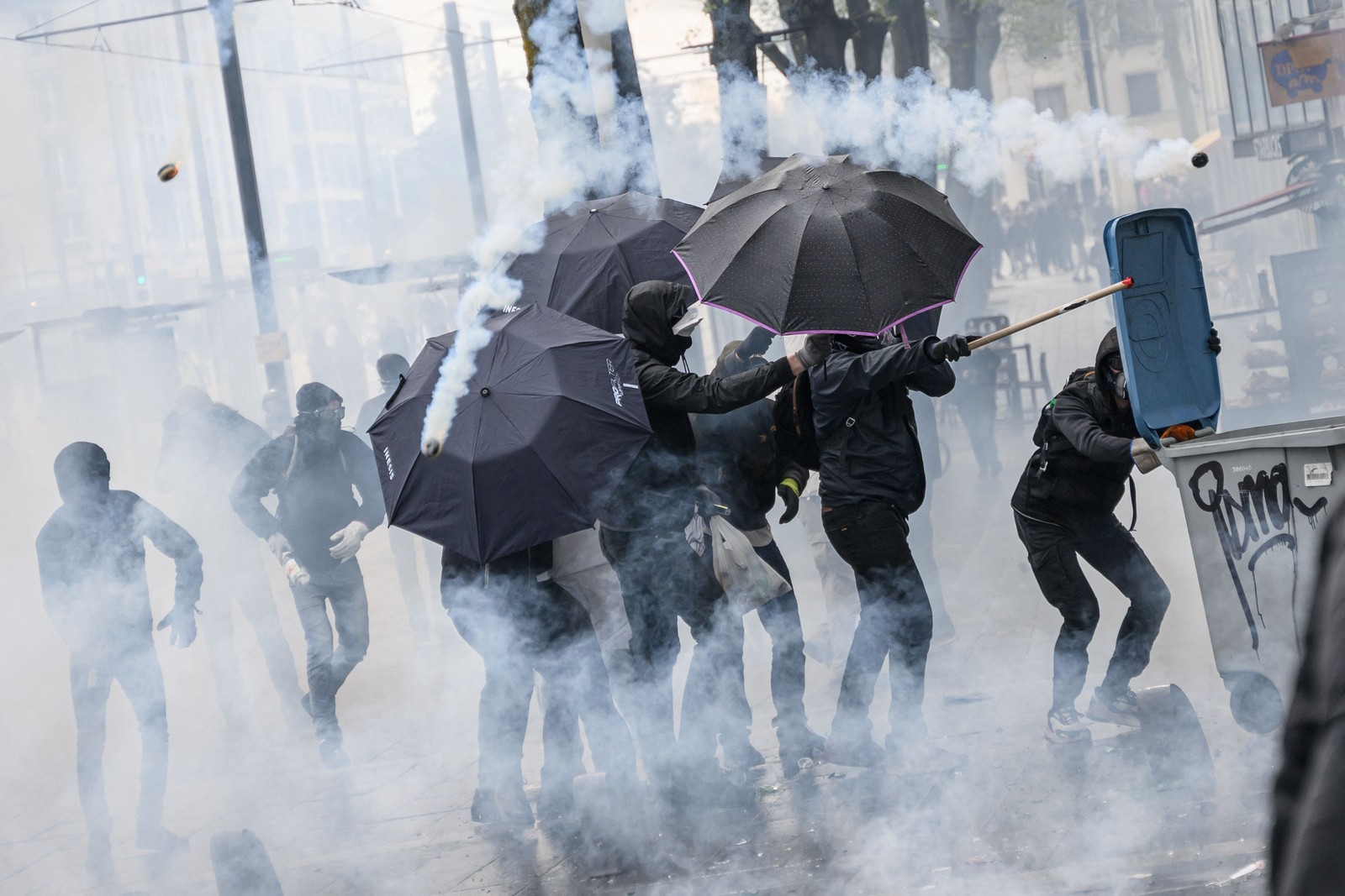 Manifestações contra a reforma da Previdência foram marcadas por confrontos nas ruas de Paris na véspera da decisão do Conselho Constitucional sobre revisão da lei — Foto: LOIC VENANCE / AFP