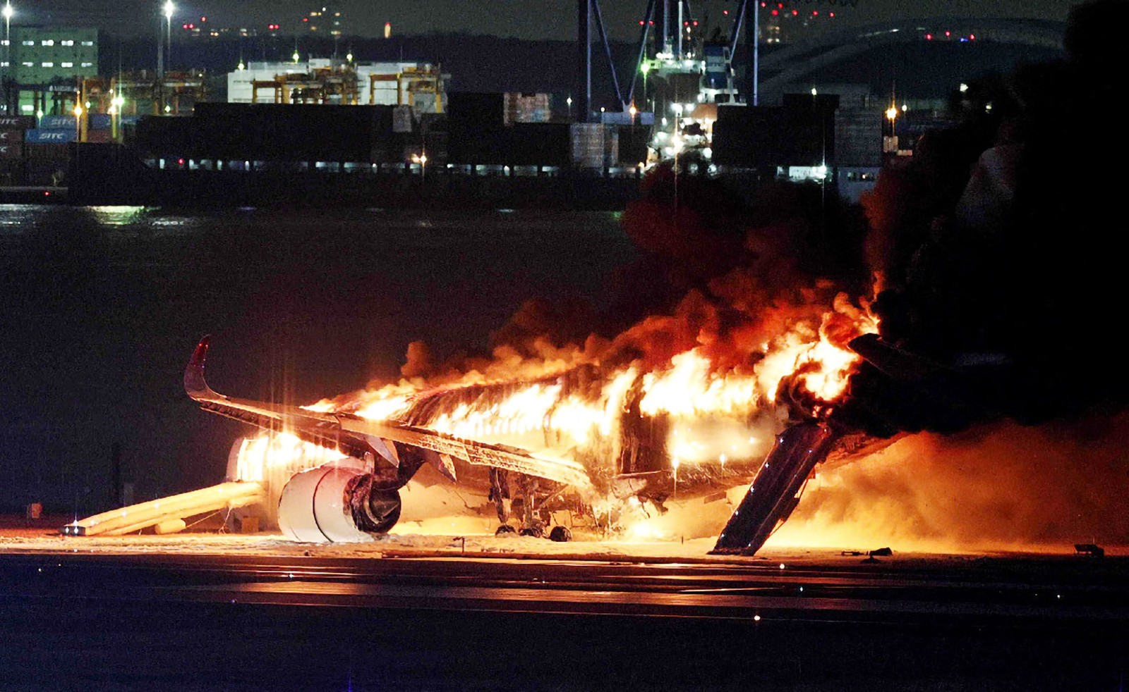 Avião pega fogo após colisão em aeroporto de Tóquio — Foto: JIJI PRESS / AFP