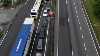 Começaram nesta quarta-feira, as implosões de rocha em parte da BR-116 que corta a Serra das Araras, na pista de subida (sentido São Paulo), ações previstas no cronograma de obras de duplicação. As implosões são para a construção de viadutos que diminuirão a sinuosidade da via. Na foto, congestionamento na pista de subida. — Foto: Márcia Foletto / Agência O Globo