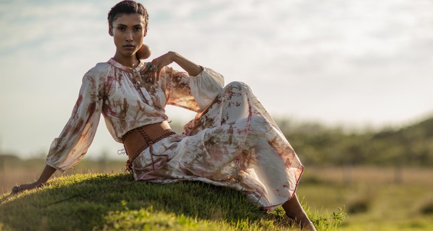 Cor terrosa: Vestido de algodão pintado à mão da collab de Joanne e Paula Bedran