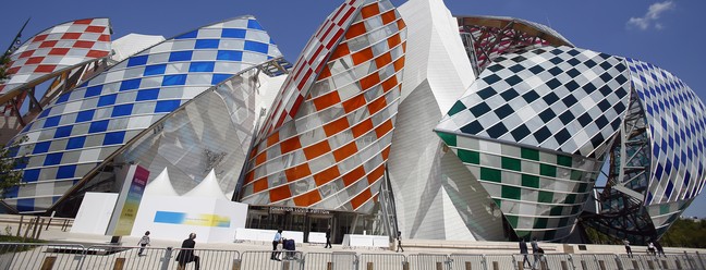 Veja obras de Daniel Buren pelo mundo — Foto: Reprodução / Getty Images