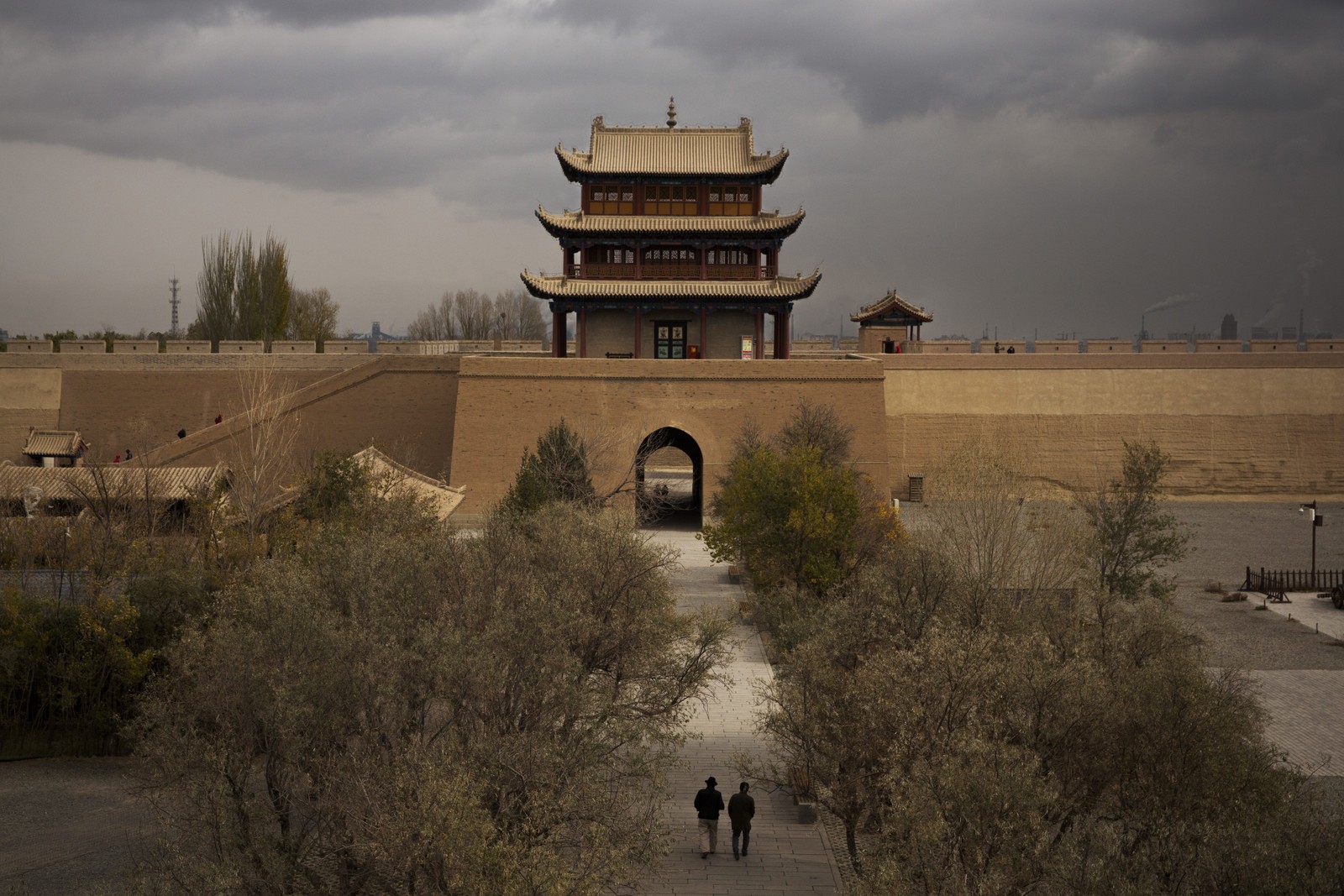 Turistas visitam o Forte Jiayuguan, a âncora histórica da parte mais ocidental da Grande Muralha da China — Foto: Adam Dean/The New York Times