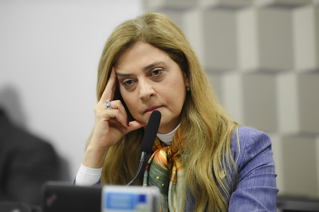 A presidente Leila Pereira, do Palmeiras, durante sessão da CPI no Senado
