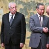 Mahmoud al-Aloul, vice-presidente do Comitê Central do Fatah; o ministro das Relações Exteriores da China, Wang Yi; e Mussa Abu Marzuk, membro sênior do movimento islâmico palestino Hamas, durante encontro em Pequim - Pedro Pardo / AFP