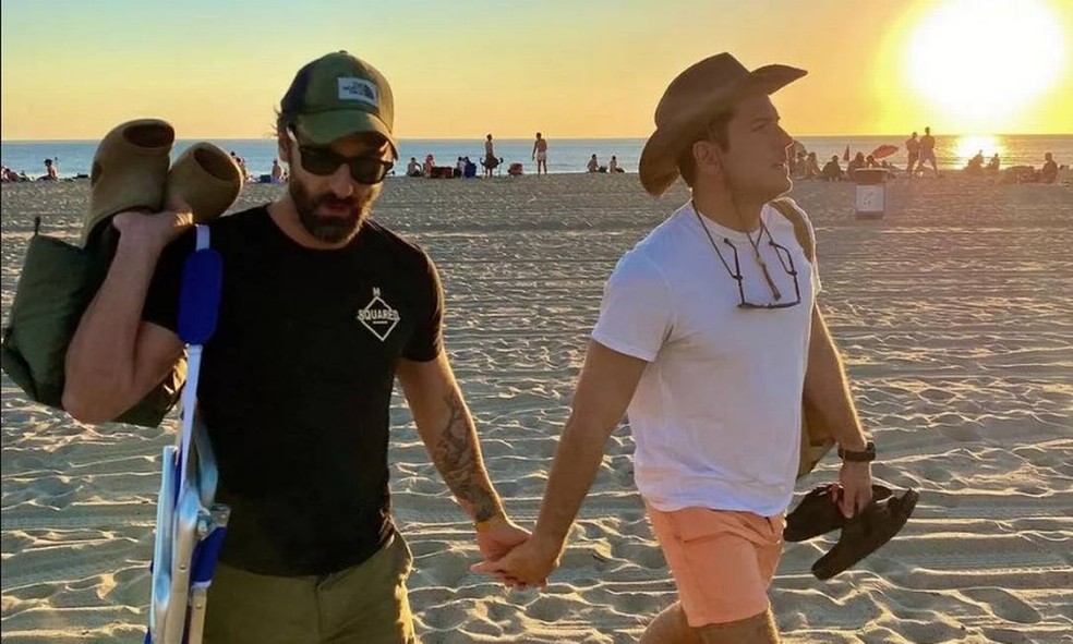 Marco Pigossi e o marido, o diretor italiano Marco Calvani — Foto: Reprodução/Instagram