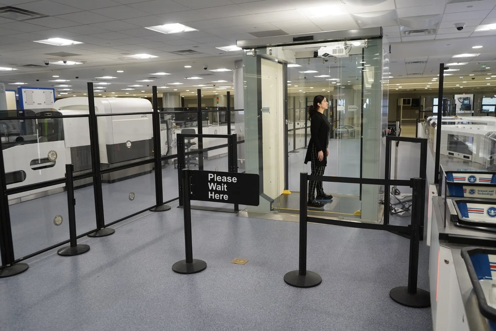 Uma passageira passa por uma máquina de escaneamento corporal no “Ponto de Verificação de Inovação” no Aeroporto Internacional Harry Reid — Foto: TSA no Aeroporto Internacional Harry Reid em Las Vegas via The New York Times