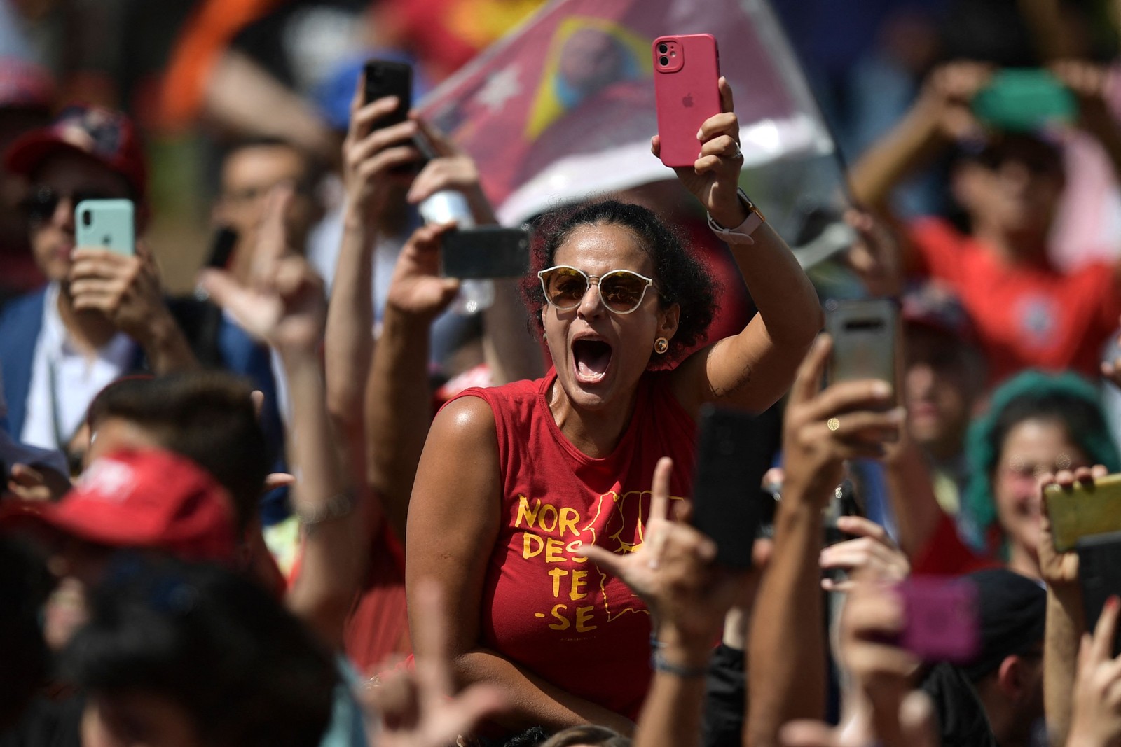 Multidão vibra com a passagem do cortejo de Lula no carro aberto — Foto: CARL DE SOUZA/AFP