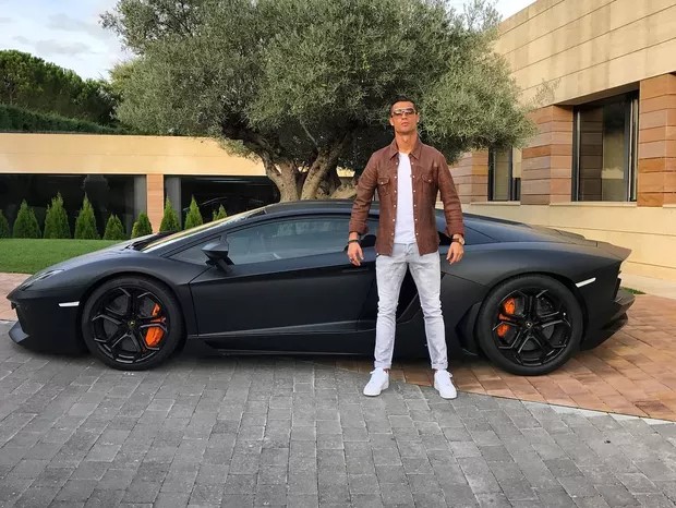 Cristiano Ronaldo coleciona carros de luxo — Foto: Reprodução Instagram