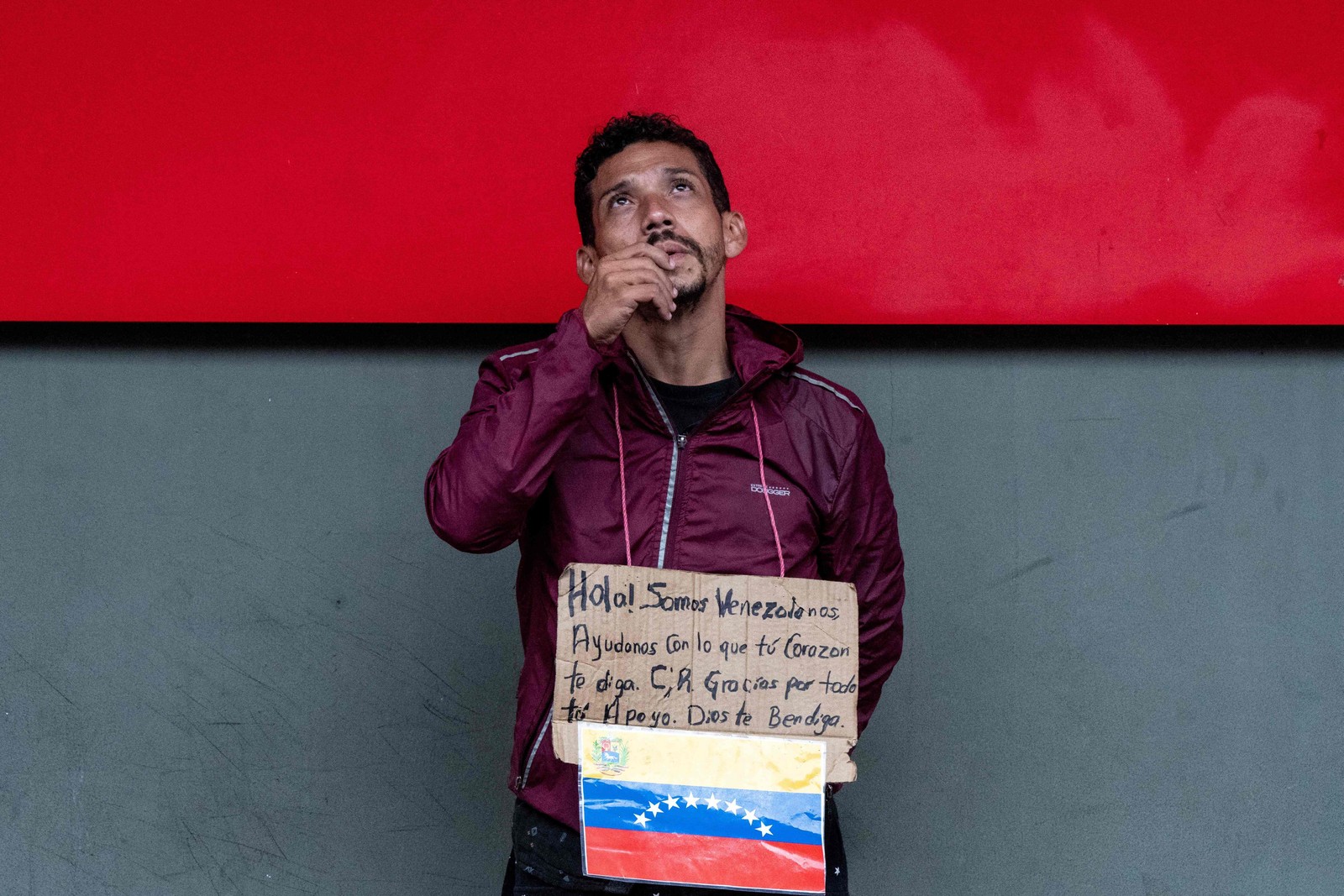 Migrante venezuelano pede dinheiro para continuar sua viagem aos Estados Unidos em San Jose, Costa Rica — Foto: EZEQUIEL BECERRA / AFP