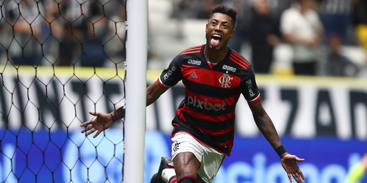 Flamengo faz jogo quase perfeito e vence o Atlético-MG por 4 a 2 no Brasileirão