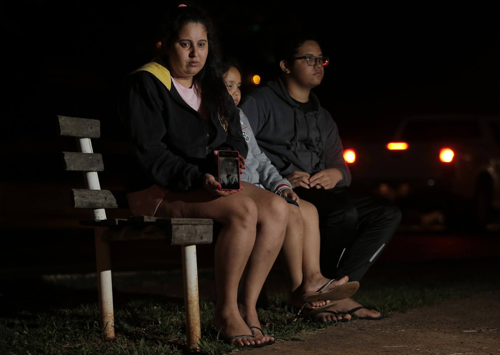 Moradores de Morrinhos, Laene Rodrigues Vidal levou a filha e o irmão para o velório de Marília Mendonça em GoiâniaAgência O Globo