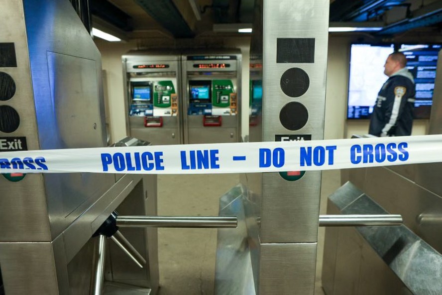 Polícia de NY atende chamado no metrô no Bronx após ataque a tiros