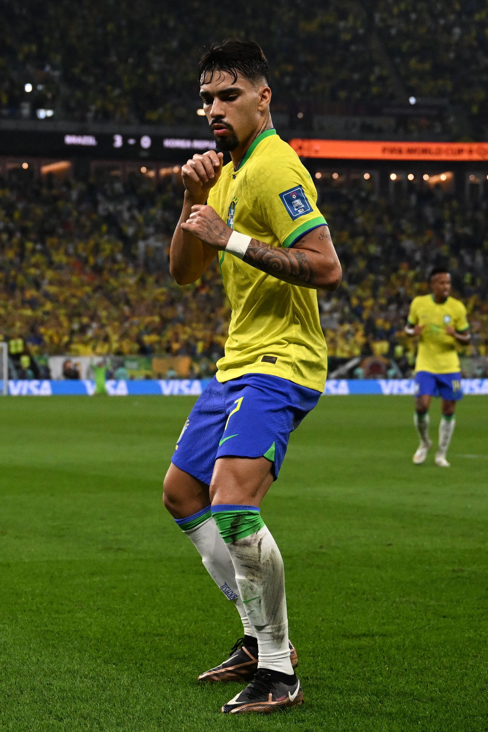 Lucas Paquetá comemora com dancinha quarto gol do Brasil — Foto: PABLO PORCIUNCULA/AFP