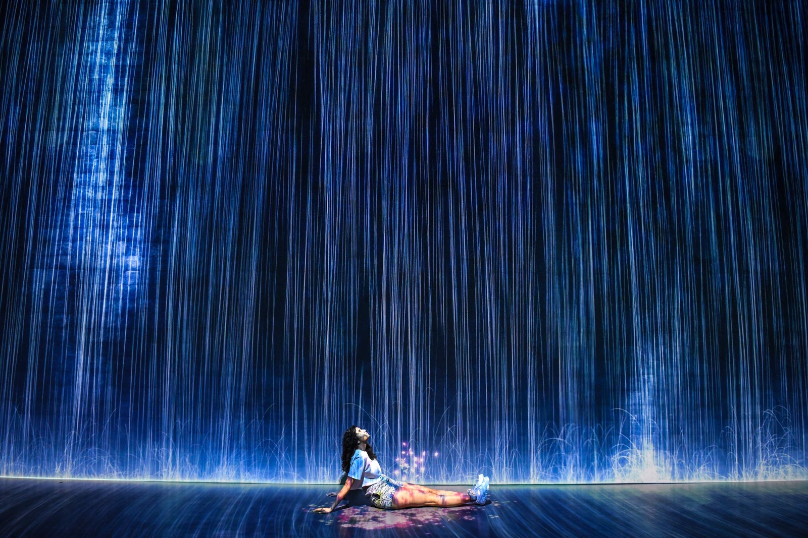 Visitante participa da experiência de arte imersiva "Cada parede é uma porta", do grupo de artistas TeamLab de Tóquio, no Superblue Miami, em Miami, nos EUAAFP