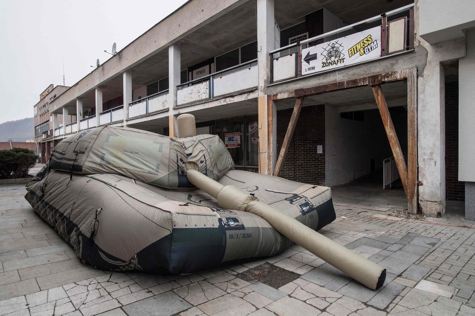 Até agora, a Inflatech lançou "dezenas" de falsos lançadores de foguetes Himars, enquanto a arma real está causando estragos nos invasores russos na Ucrânia — Foto: Michal Cizek / AFP