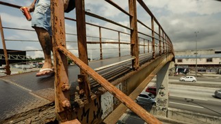 Moradores reclamam que Passarela 15 da Avenida Brasil, na altura da Penha, balança e causa medo em que atravessa — Foto: Gabriel de Paiva