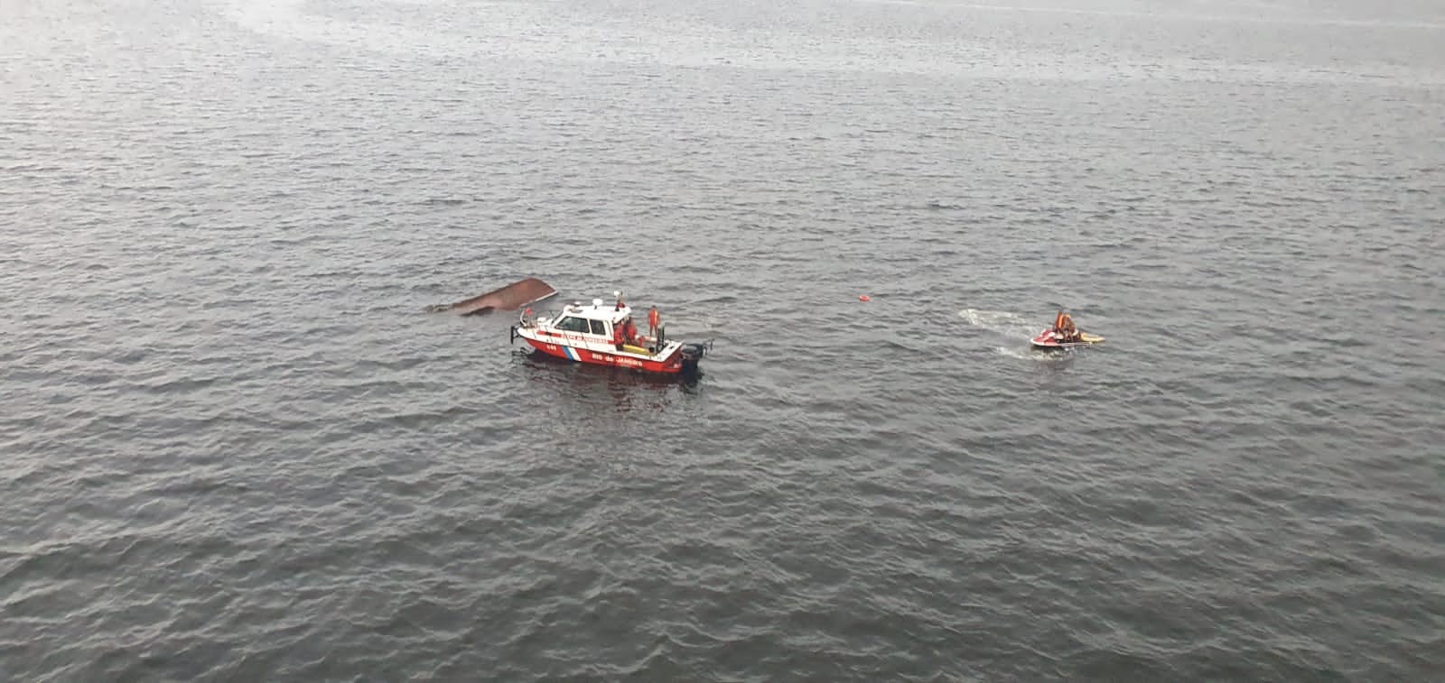 Bombeiros buscam por passageiros após naufrágio Naufrágio de uma traineira na Baía de Guanabara, no Rio de Janeiro — Foto: Divulgação