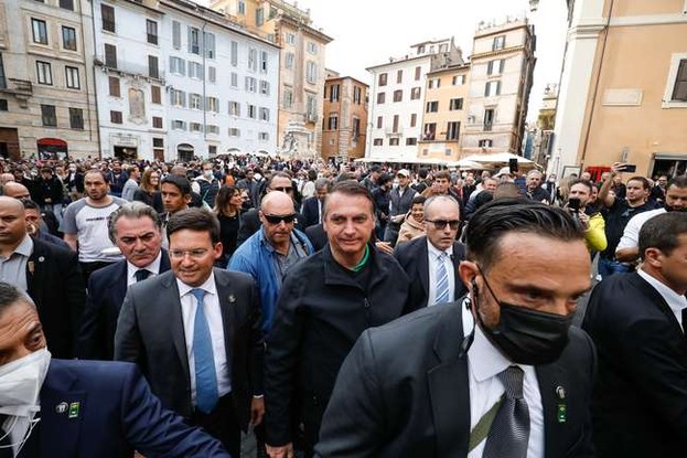Carlos Bolsonaro (à esquerda) junto a Jair Bolsonaro numa visita a Roma, em 2021