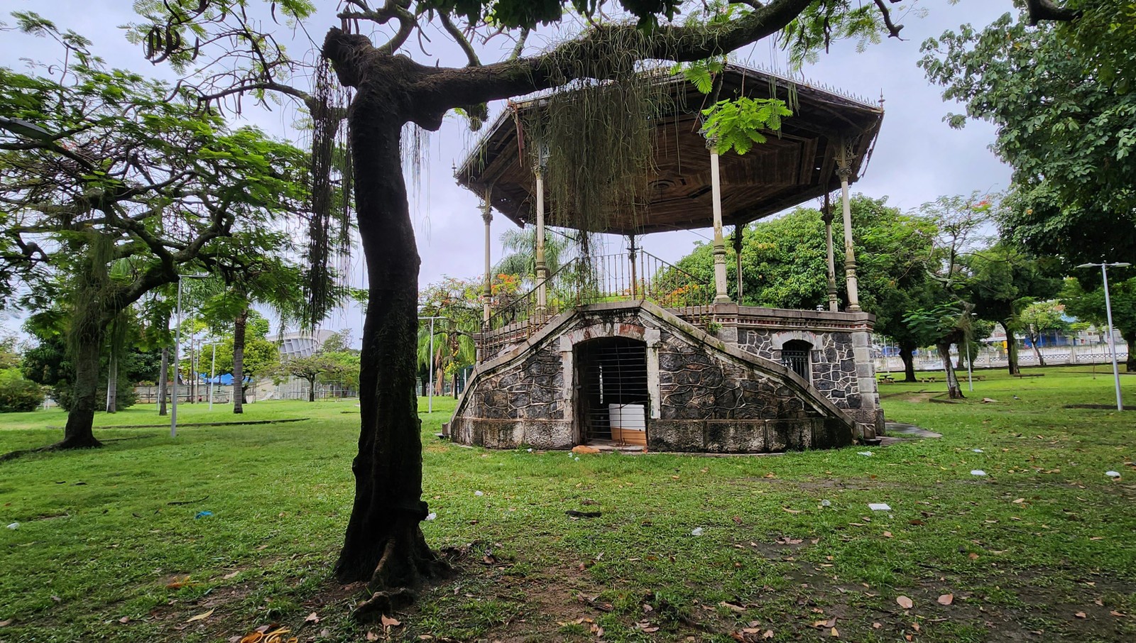 Coretos: alvos frequentes de vândalos, como o de São Cristóvão (foto). Os da Praça Seca, do Jardim do Méier e da Praça Manguetá também precisam de reparo frequentemente, diz Seconserva — Foto: Custodio Coimbra / Agência O Globo