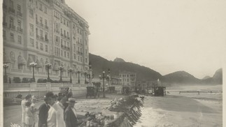 Fachada do Copacabana Palace, em 1925, com o mar bem perto do hotel — Foto: Augusto Malta / Acervo Instituto Moreira Salles