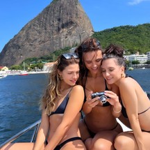 Rafa Kalimann reúne amigas atrizes em passeio de barco no Rio — Foto: Reprodução/Instagram