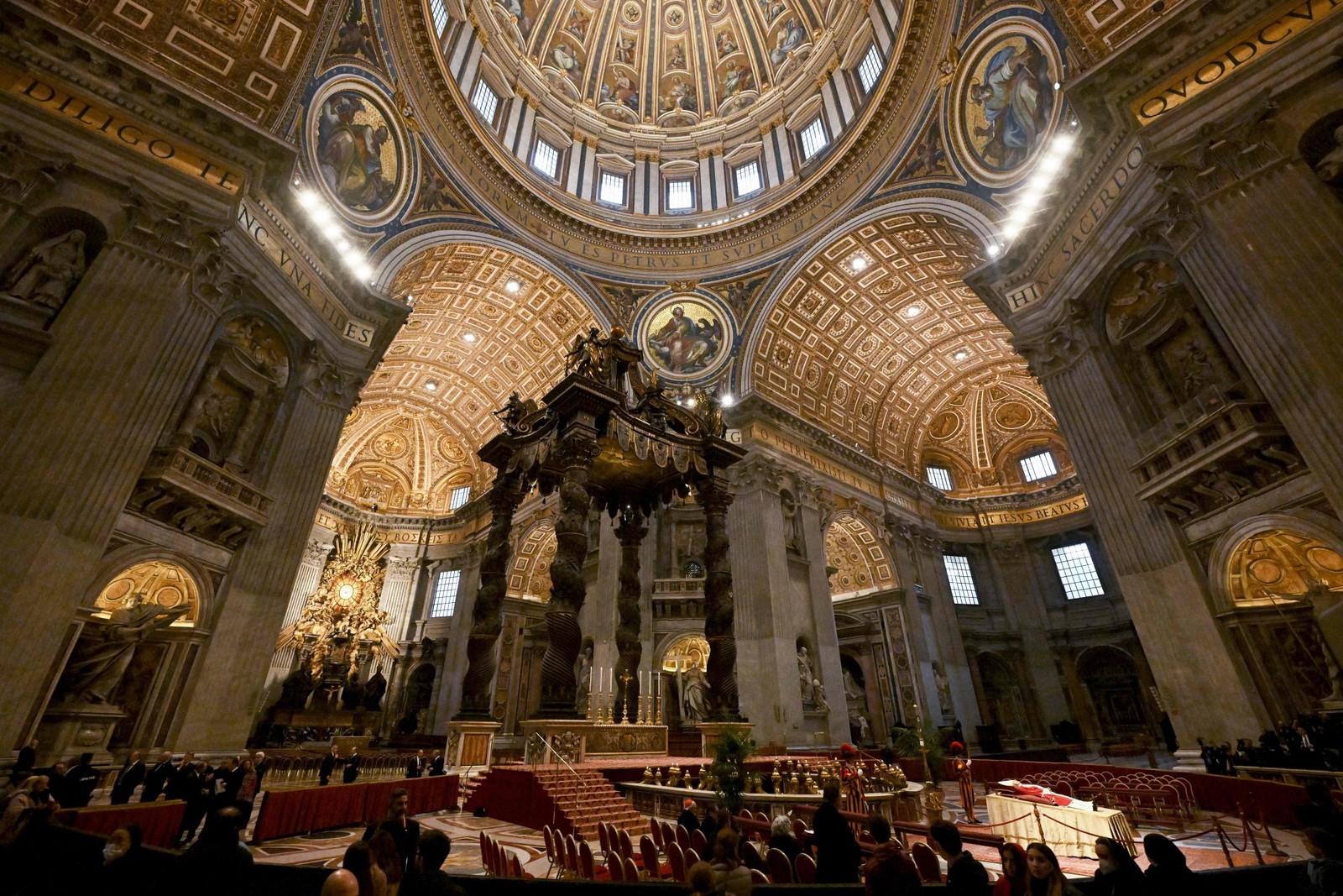 Corpo do Papa Emérito Bento XVI é velado na basílica de São Pedro, no Vaticano, em 2 de janeiro de 2023 — Foto: Tiziana FABI/AFP