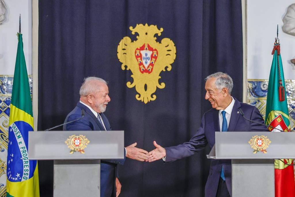 Presidente Lula cumprimenta o presidente de Portugal, Marcelo Rebelo de Sousa, durante pronunciamento conjunto, em Lisboa — Foto: Ricardo Stuckert/PR