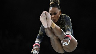 Rebeca Andrade compete nas barras na Arena Bercy, em Paris — Foto: LIONEL BONAVENTURE/AFP