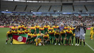 Partida de futebol beneficente em prol das vítimas da catástrofe climática no Rio Grande do Sul, com a presença de Ronaldinho Gaúcho, Adriano, Cafu, Ludmilla e outros. Na foto, o time amarelo. — Foto: Guito Moreto - Ag O Globo