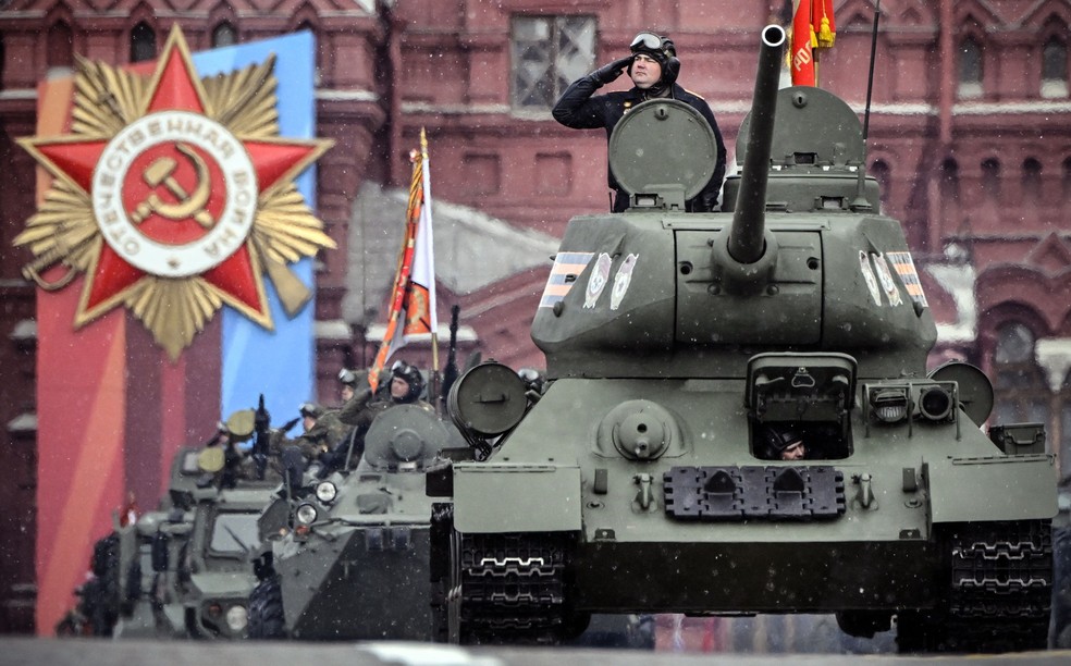 Tanque T-34, usado na Segunda Guerra Mundial, participa de parada militar do Dia da Vitória — Foto: Alexander NEMENOV / AFP