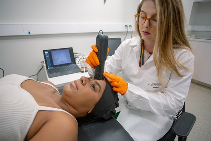 Empresas de beleza como a L'Oréal investem em tecnologia para lidar com o calor extremo