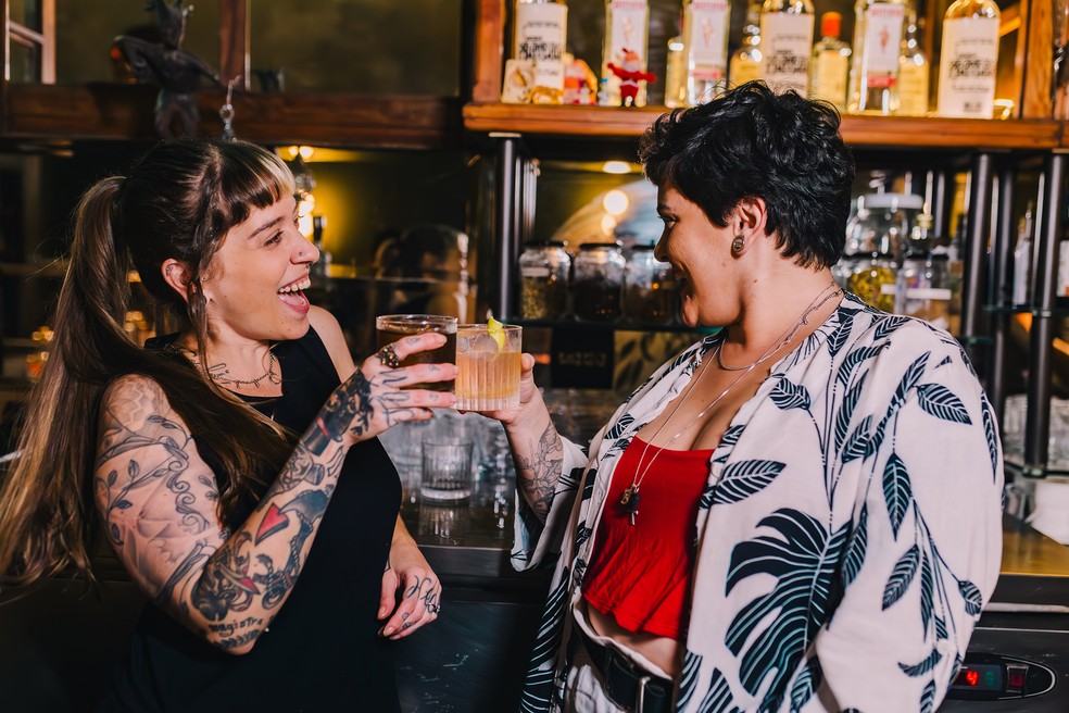 Experts.  As bartenders Laura Paravato e Paula Diniz estão entre os grandes nomes do momento — Foto: Divulgação/ Any Duarte