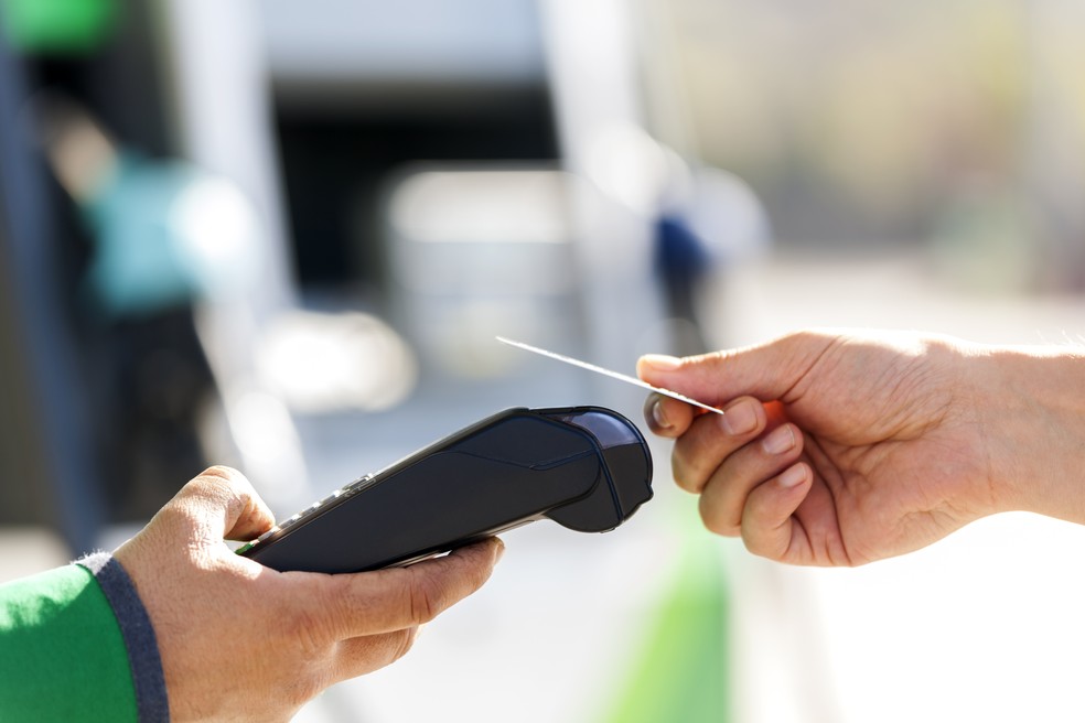 Consumidor deve ter cuidado também no uso de cartão de crédito e dispositivos que acessam seus dados — Foto: Getty Images/iStockphoto
