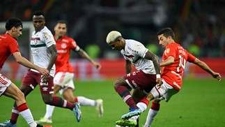 John Kennedy, do Fluminense, e Carlos de Pena, do Internacional, disputam pela bola antes do gol da virada — Foto: Mauro Pimentel/AFP Photo