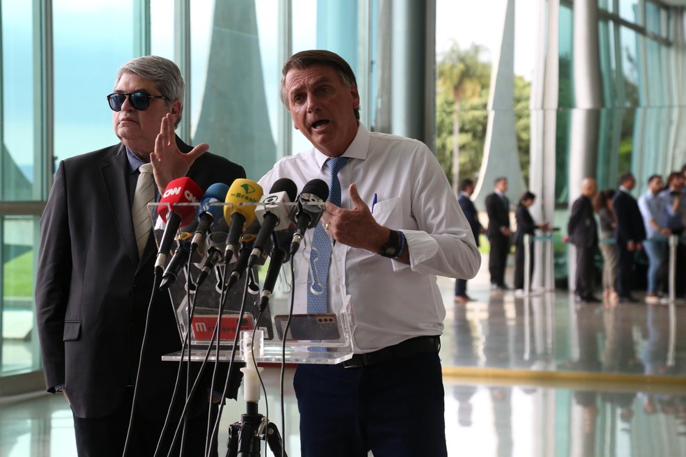 Datena ao lado do ex-presidente Jair Bolsonaro após os resultados do primeiro turno das eleições de 2022 — Foto: Fátima Meira