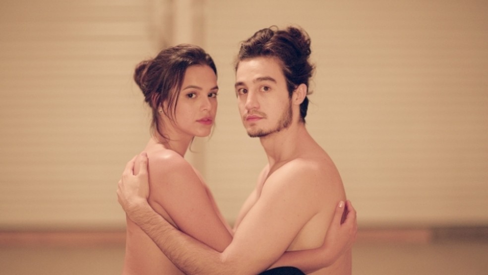 Bruna Marquezine e Tiaco Iorc em cena do clipe "Amei Te Ver". — Foto: Divulgação