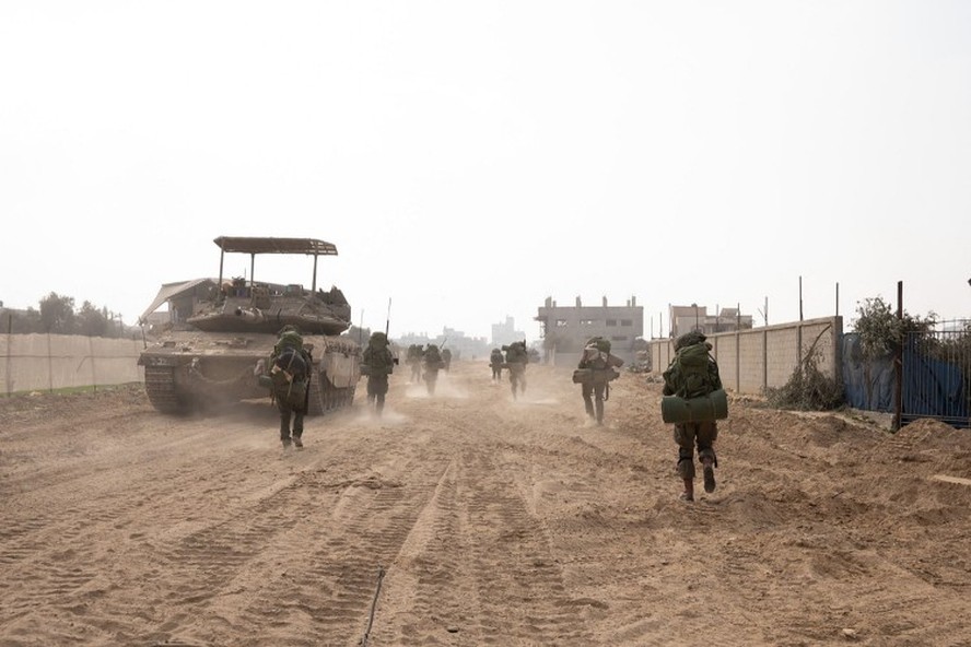 Soldados israelenses operam na Faixa de Gaza em meio à guerra contra o Hamas