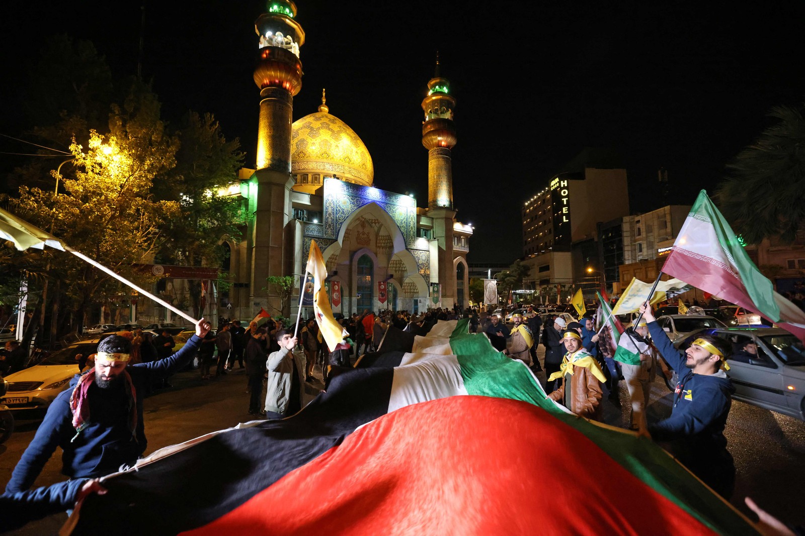 Iranianos comemoram ataque lançado contra Israel na Praça Palestina, em Teerã — Foto: Atta Kenare/AFP