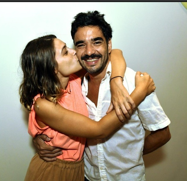 Luisa Arraes e Caio Blat estão juntos há cerca de seis anos, mas decidiram viver em casas separadas, O casal mora "porta com porta" em um prédio na Zona Sul do Rio, em apartamentos diferentes separados por um corredor — Foto: Cristina Granato