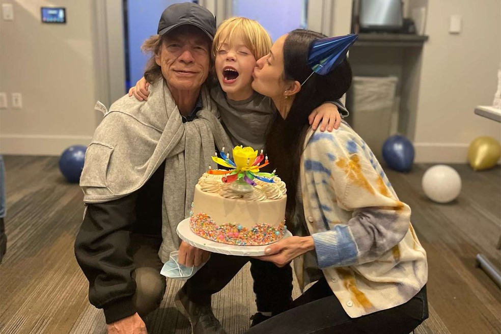 Mick Jagger na festa de anivesário do filho mais novo, Deveraux, de 6 anos, com a mãe dele e sua namorada, Melanie Hamrick — Foto: Reprodução