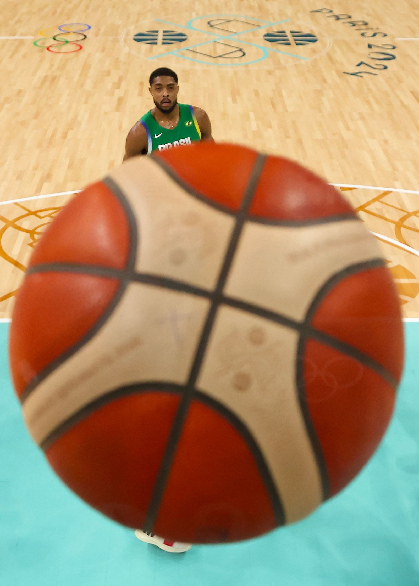 Bruno Caboclo, do basquete masculino do Brasil, em olhada para a bola na fase preliminar do grupo B — Foto: Gregory SHAMUS / AFP