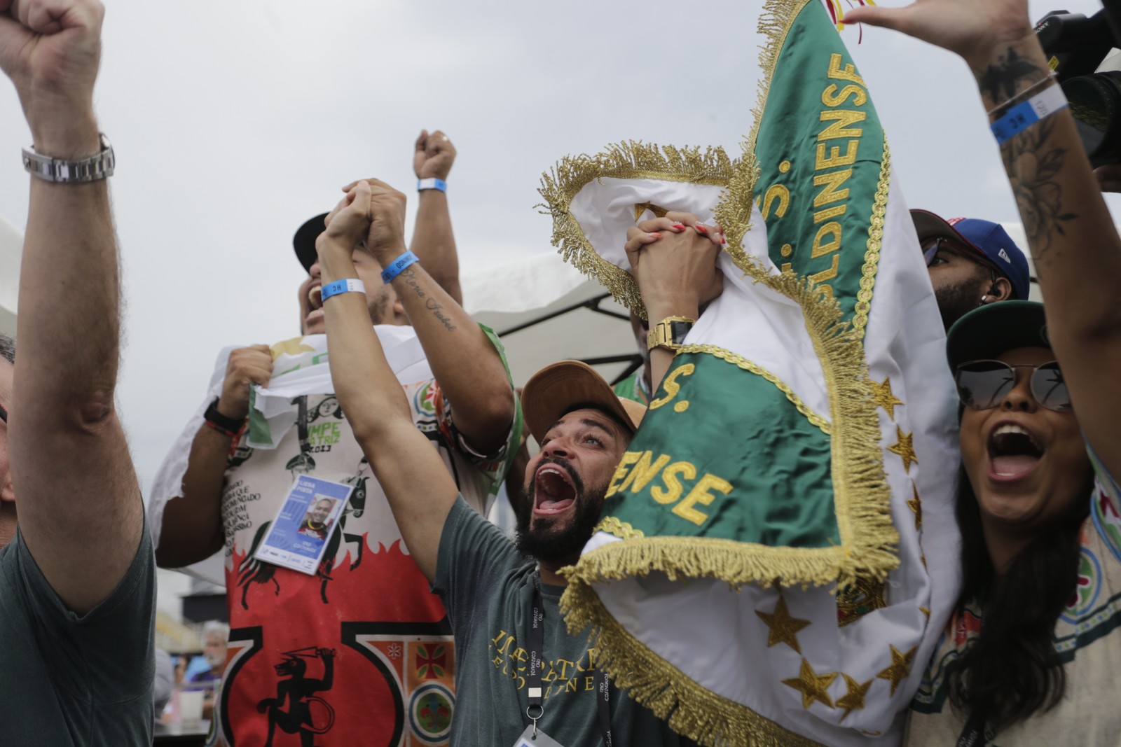 Integrantes da Imperatriz comemoram durante a apuração das notas das escolas do Grupo Especial — Foto: Domingos Peixoto