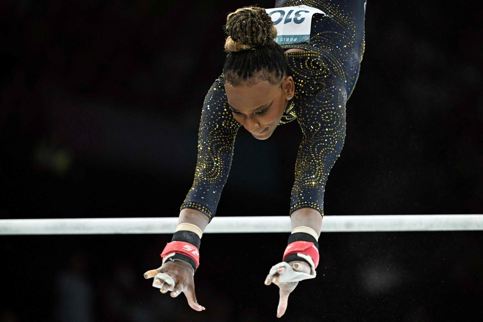 Rebeca Andrade nas barras assimétricas — Foto: Lionel BONAVENTURE / AFP