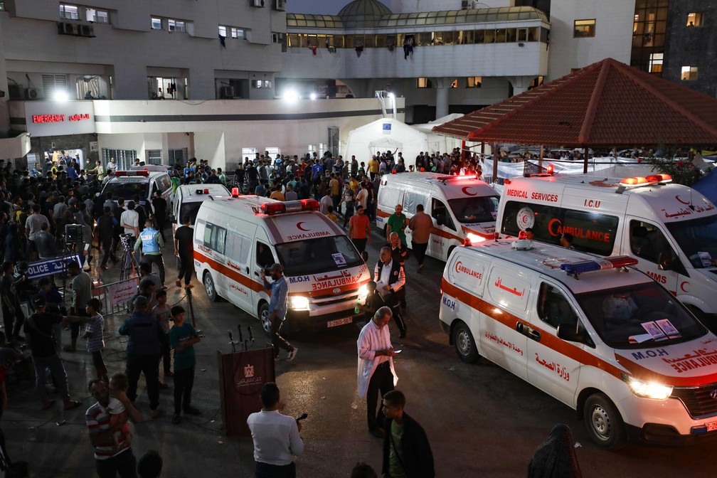 Ambulâncias transportando vítimas de ataques israelenses lotam a entrada do pronto-socorro do hospital Al-Shifa na cidade de Gaza — Foto: Dawood NEMER/AFP