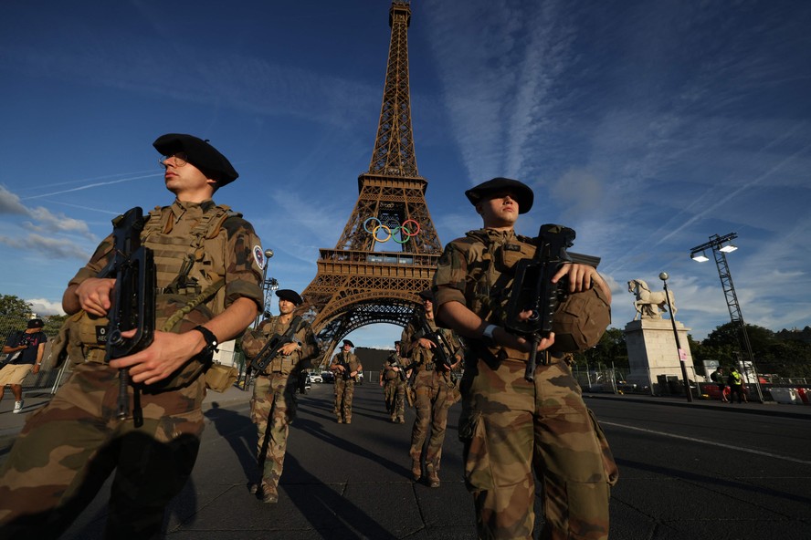 Soldados franceses em frente à Torre Eiffel: terraço do monumento receberá prefeitos de grandes cidades, com segurança rigorosa