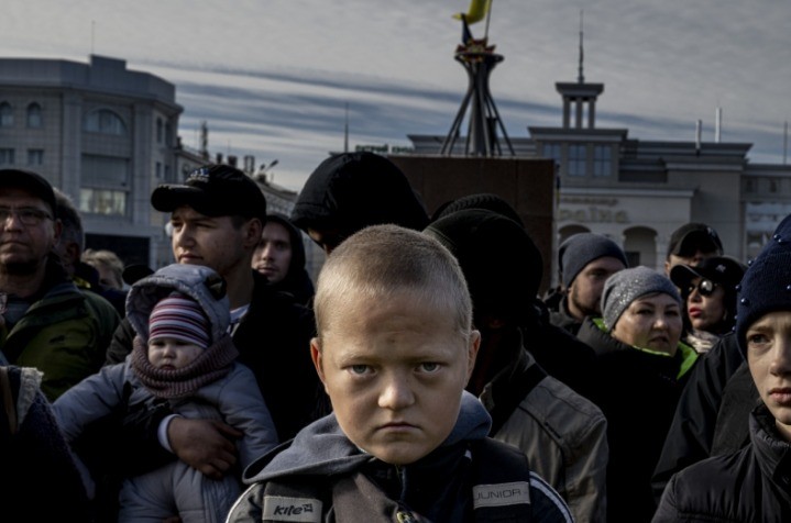 Registro do húngaro András D. Hajdú, a imagem ficou em primeiro lugar no concurso. Ela mostra um garoto de 13 anos ouvindo um discurso do presidente ucraniano Volodymyr Zelenski em meio a multidão — Foto: Andras D. Hajdu/Siena International Photo Awards